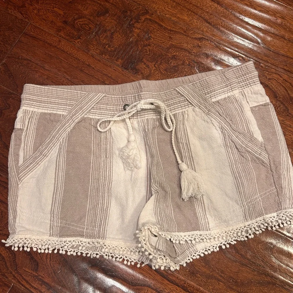 Rewind Juniors black/ white crochet shorts Textured chic Beige Shorts size Med - Picture 2 of 7